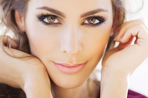 ELA GÖZLÜLER NASIL MAKYAJ YAPMALI?