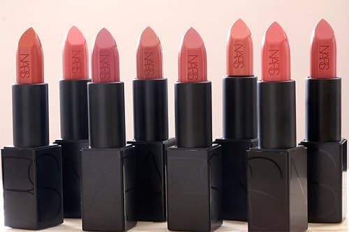 NARS AUDACIOUS SERİSİNDEKİ VAZGEÇİLMEZ NUDE RUJLAR NELER? HANGİSİ HANGİ TENE YAKIŞIR?