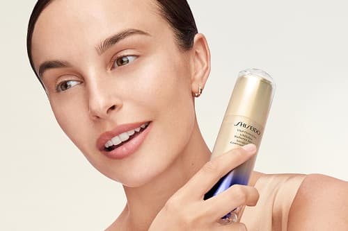 AYDINLIK VE CANLI CİLT İÇİN HANGİ SERUMLARI KULLANMALIYIZ?