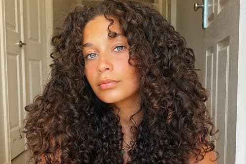 KIVIRCIK SAÇLARA NASIL ŞEKİL VERİLİR?