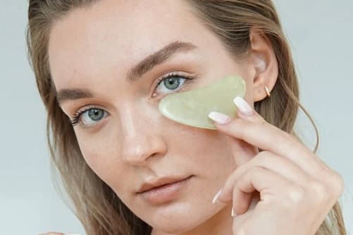GUA SHA İLE GÖZ ALTI TORBALARI VE KOYU GÖZ HALKALARI NASIL GİDERİLİR?