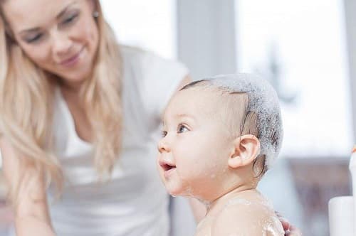 DOĞAL İÇERİKLİ BEBEK ŞAMPUANI VE VÜCUT ÜRÜNLERİ KULLANMANIN FAYDALARI