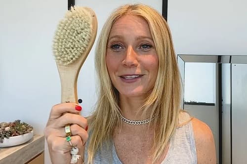 AYURVEDA’NIN GÜÇLÜ PARÇASI: KURU FIRÇALAMA NEDİR?