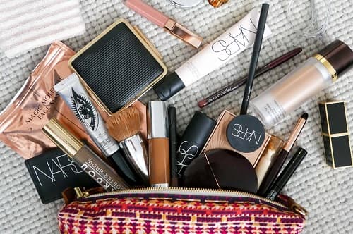 HER AN HER YERDE: EN İYİ SEYAHAT MAKYAJ ÇANTALARI