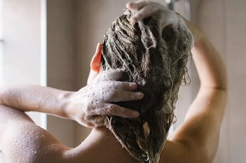 SAÇINIZI YETERLİ VE İYİ YIKAMADIĞINIZIN 5 KANITI