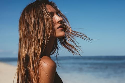 GÜNEŞTEN YIPRANAN SAÇLAR İÇİN KURTARICI REHBER: ONARMA VE KORUMA YOLLARI