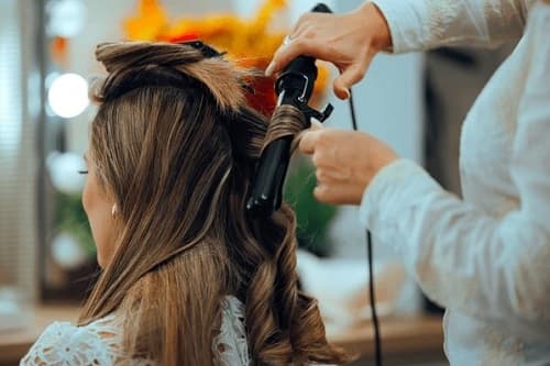 EVDE NİŞAN SAÇI NASIL YAPILIR? KUAFÖRE GİTMEDEN ETKİLEYİCİ GÖRÜNMENİN 7 YOLU