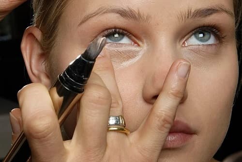 5 ADIMDA YORGUN GÖZLER İÇİN CANLANDIRICI MAKYAJ TÜYOLARI