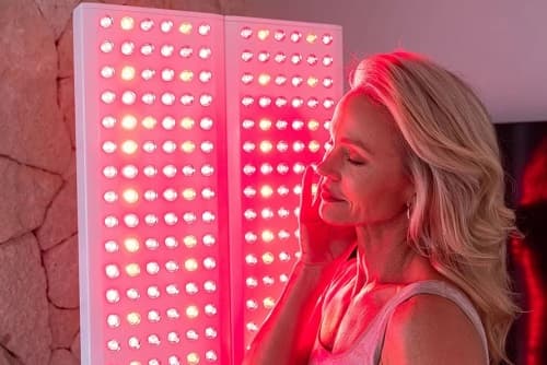 SAÇ VE CİLT BAKIMINDA RED LIGHT THERAPY DÖNEMİ