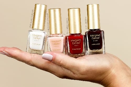 TIRNAKLARINIZI GÜÇLENDİRİRKEN DAHA BAKIMLI OLMALARI MÜMKÜN