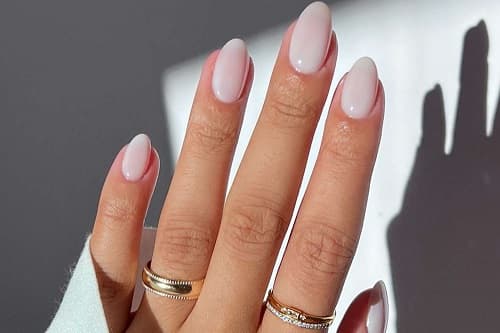 SON ZAMANLARIN POPÜLER TIRNAK TRENDİ: MILKY WHITE