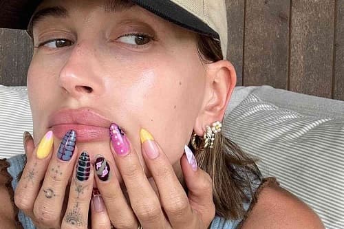 TIRNAKLARDA ZIT GÖRÜNÜMLER: MISMATCHED MANICURE