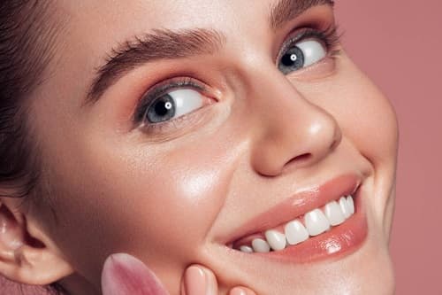 CİLDİ PARLAK GÖSTEREN TEN MAKYAJI NASIL YAPILIR?