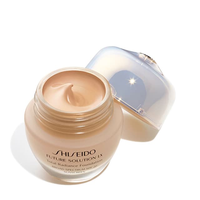 FUTURE SOLUTION LX TOTAL RADIANCE FOUNDATION SPF20